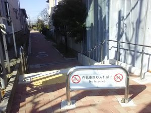 世田谷通り側から側道を見る。ここに公園、エイドステーション、狛江高校の表示があると災害時に役に立つのでは。